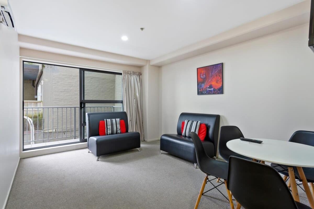 Uptown Two Bedroom Apartment With The Essentials Auckland Exterior photo